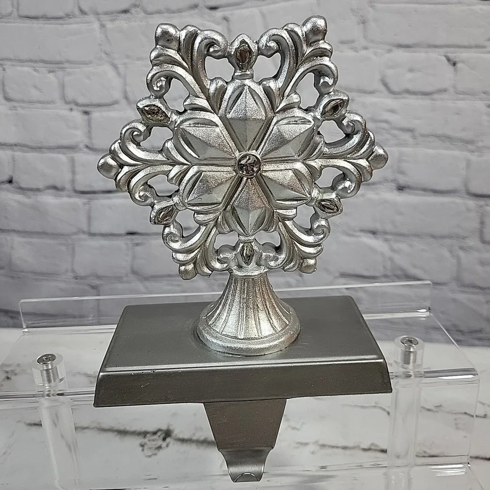 VICTORIAN STYLE ORNAMENTAL 11 1/4